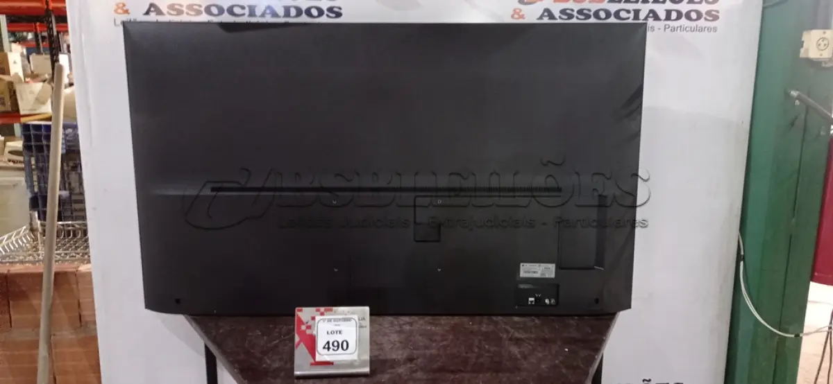 LOTE 490 - 01 TV 65’’ MARCA LG. (NO ESTADO) ATENÇÃO! FAZER A VISITAÇÃO ANTES DE ARREMATAR, NÃO SABEMOS SE FUNCIONA, LEILÃO NÃO TEM GARANTIA E NEM DEVOLUÇÃO, SUJEITO A POSSÍVEIS AVARIAS VISÍVEIS/OCULTAS E/OU AUSÊNCIA DE COMPONENTES.