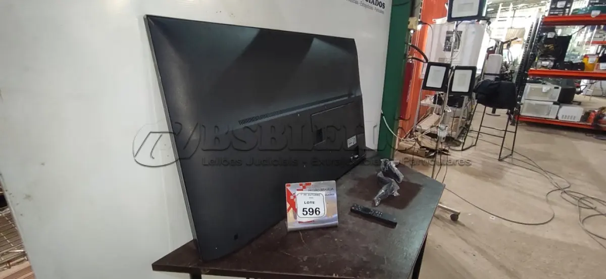 LOTE 596 - 01 TV 50’’ MARCA LG. (NO ESTADO) ATENÇÃO! FAZER A VISITAÇÃO ANTES DE ARREMATAR, NÃO SABEMOS SE FUNCIONA, LEILÃO NÃO TEM GARANTIA E NEM DEVOLUÇÃO, SUJEITO A POSSÍVEIS AVARIAS VISÍVEIS/OCULTAS E/OU AUSÊNCIA DE COMPONENTES.