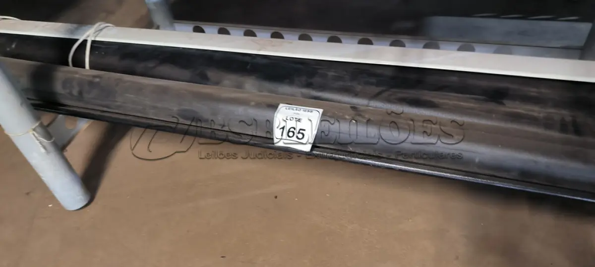 LOTE 165 - 02 TELAS DE PROJEÇÃO. (NO ESTADO) ATENÇÃO! FAZER A VISITAÇÃO ANTES DE ARREMATAR, NÃO SABEMOS SE FUNCIONA, LEILÃO NÃO TEM GARANTIA E NEM DEVOLUÇÃO, SUJEITO A POSSÍVEIS AVARIAS VISÍVEIS/OCULTAS E/OU AUSÊNCIA DE COMPONENTES.