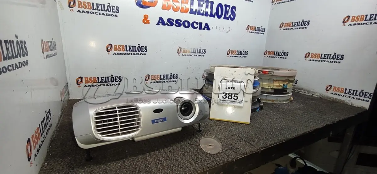 LOTE 385 - 01 PROJETOR MARCA EPSON E VÁRIOS ROLOS DE FITA MAGNÉTICA DE 9 TRILHAS. (NO ESTADO) ATENÇÃO! FAZER A VISITAÇÃO ANTES DE ARREMATAR, NÃO SABEMOS SE FUNCIONA, LEILÃO NÃO TEM GARANTIA E NEM DEVOLUÇÃO, SUJEITO A POSSÍVEIS AVARIAS VISÍVEIS/OCULTAS E/OU AUSÊNCIA DE COMPONENTES.
