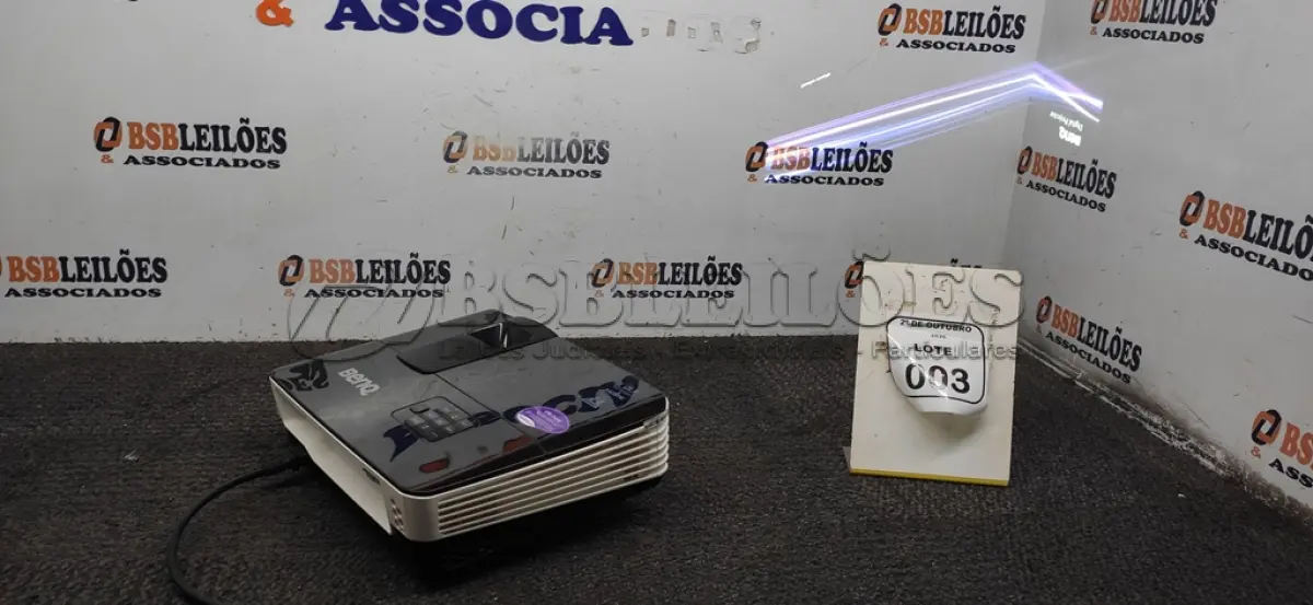 LOTE 003 - 01 PROJETOR MARCA BENQ SEM CABOS. (NO ESTADO) ATENÇÃO! FAZER A VISITAÇÃO ANTES DE ARREMATAR, NÃO SABEMOS SE FUNCIONA, LEILÃO NÃO TEM GARANTIA E NEM DEVOLUÇÃO, SUJEITO A POSSÍVEIS AVARIAS VISÍVEIS/OCULTAS E/OU AUSÊNCIA DE COMPONENTES.