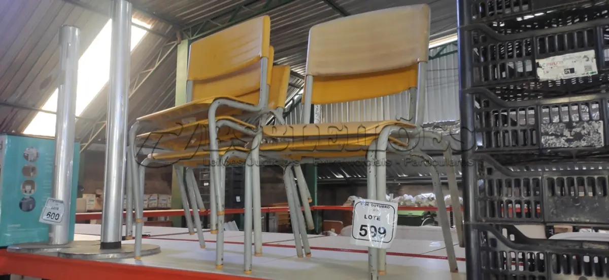 LOTE 599 - 06 CADEIRAS INFANTIS NA COR AMARELA. (NO ESTADO) ATENÇÃO! FAZER A VISITAÇÃO ANTES DE ARREMATAR, NÃO SABEMOS SE FUNCIONA, LEILÃO NÃO TEM GARANTIA E NEM DEVOLUÇÃO, SUJEITO A POSSÍVEIS AVARIAS VISÍVEIS/OCULTAS E/OU AUSÊNCIA DE COMPONENTES.