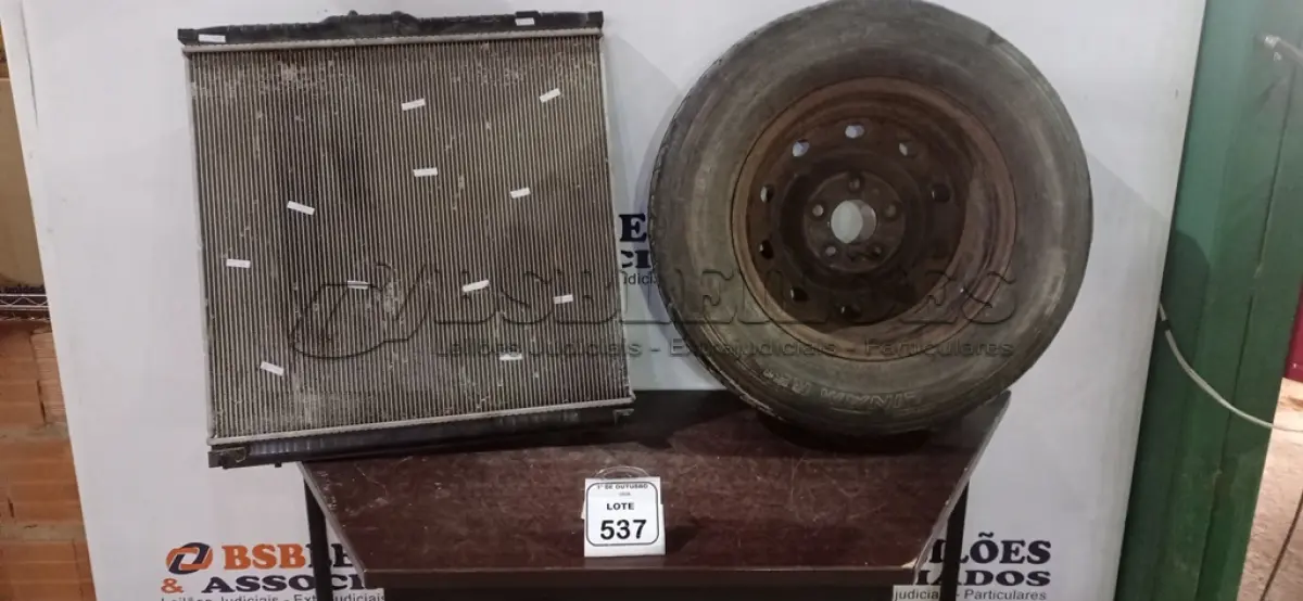 LOTE 537 - 01 RODA DE CARRO COM PNEU 215/75R16C E 01 RÁDIADOR VEICULAR. (NO ESTADO) ATENÇÃO! FAZER A VISITAÇÃO ANTES DE ARREMATAR, NÃO SABEMOS SE FUNCIONA, LEILÃO NÃO TEM GARANTIA E NEM DEVOLUÇÃO, SUJEITO A POSSÍVEIS AVARIAS VISÍVEIS/OCULTAS E/OU AUSÊNCIA DE COMPONENTES.