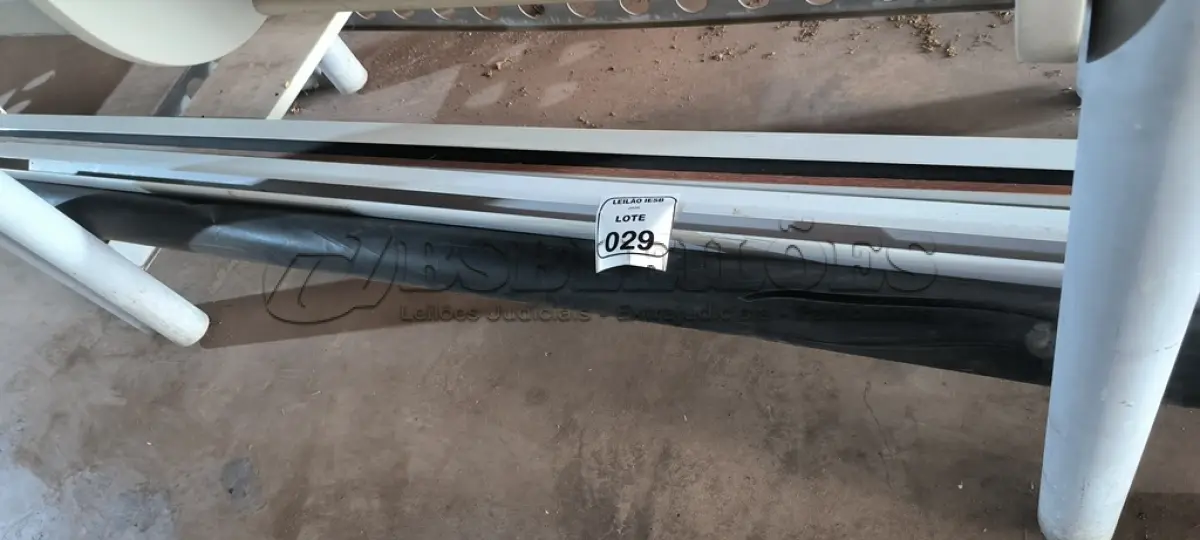 LOTE 029 - 02 TELAS DE PROJEÇÃO. (NO ESTADO) ATENÇÃO! FAZER A VISITAÇÃO ANTES DE ARREMATAR, NÃO SABEMOS SE FUNCIONA, LEILÃO NÃO TEM GARANTIA E NEM DEVOLUÇÃO, SUJEITO A POSSÍVEIS AVARIAS VISÍVEIS/OCULTAS E/OU AUSÊNCIA DE COMPONENTES.