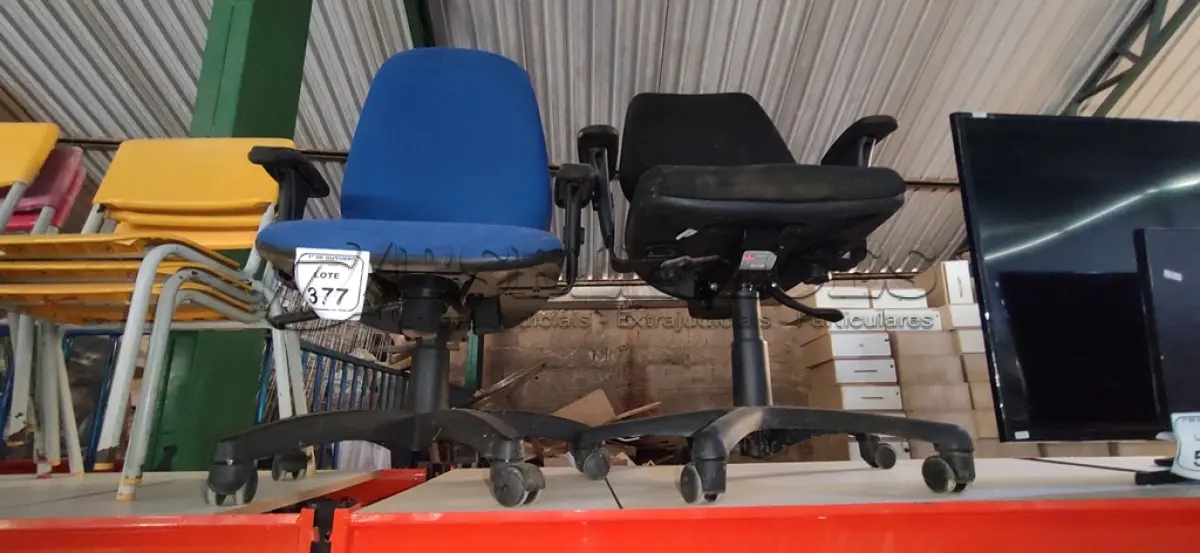 LOTE 377 - 02 CADEIRAS DE ESCRITÓRIO GIRATÓRIAS. (NO ESTADO) ATENÇÃO! FAZER A VISITAÇÃO ANTES DE ARREMATAR, NÃO SABEMOS SE FUNCIONA, LEILÃO NÃO TEM GARANTIA E NEM DEVOLUÇÃO, SUJEITO A POSSÍVEIS AVARIAS VISÍVEIS/OCULTAS E/OU AUSÊNCIA DE COMPONENTES.