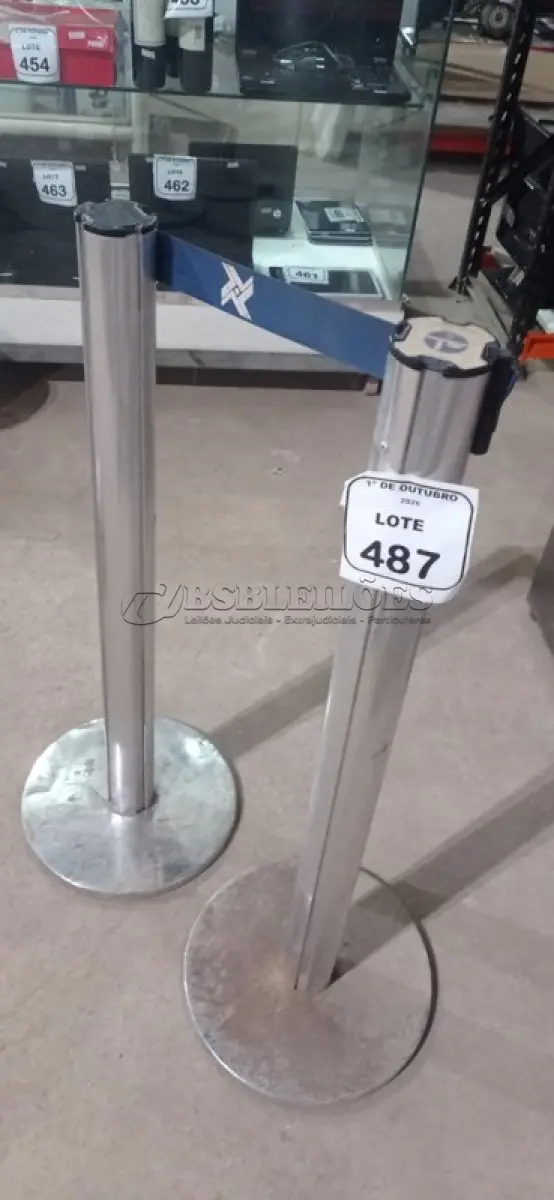 LOTE 487 - 02 ORGANIZADORAS DE FILAS COM FITA RETRÁTIL. (NO ESTADO) ATENÇÃO! FAZER A VISITAÇÃO ANTES DE ARREMATAR, NÃO SABEMOS SE FUNCIONA, LEILÃO NÃO TEM GARANTIA E NEM DEVOLUÇÃO, SUJEITO A POSSÍVEIS AVARIAS VISÍVEIS/OCULTAS E/OU AUSÊNCIA DE COMPONENTES.