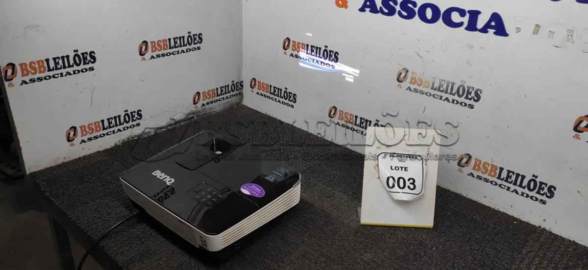 LOTE 003 - 01 PROJETOR MARCA BENQ SEM CABOS. (NO ESTADO) ATENÇÃO! FAZER A VISITAÇÃO ANTES DE ARREMATAR, NÃO SABEMOS SE FUNCIONA, LEILÃO NÃO TEM GARANTIA E NEM DEVOLUÇÃO, SUJEITO A POSSÍVEIS AVARIAS VISÍVEIS/OCULTAS E/OU AUSÊNCIA DE COMPONENTES.
