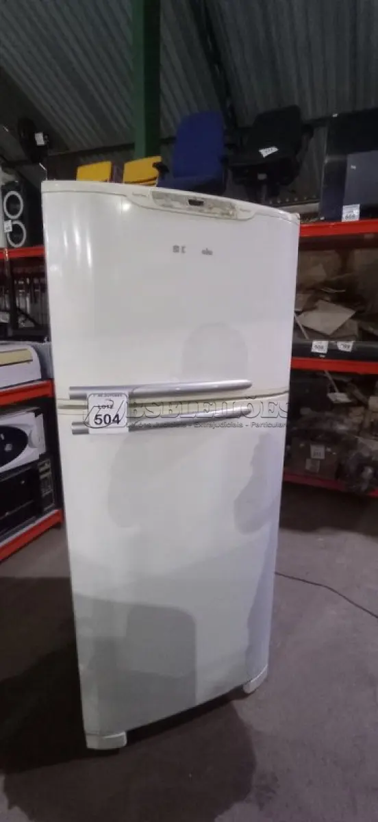LOTE 504 - 01 GELADEIRA FROST FREE 220V MARCA ELECTROLUX. (NO ESTADO) ATENÇÃO! FAZER A VISITAÇÃO ANTES DE ARREMATAR, NÃO SABEMOS SE FUNCIONA, LEILÃO NÃO TEM GARANTIA E NEM DEVOLUÇÃO, SUJEITO A POSSÍVEIS AVARIAS VISÍVEIS/OCULTAS E/OU AUSÊNCIA DE COMPONENTES.
