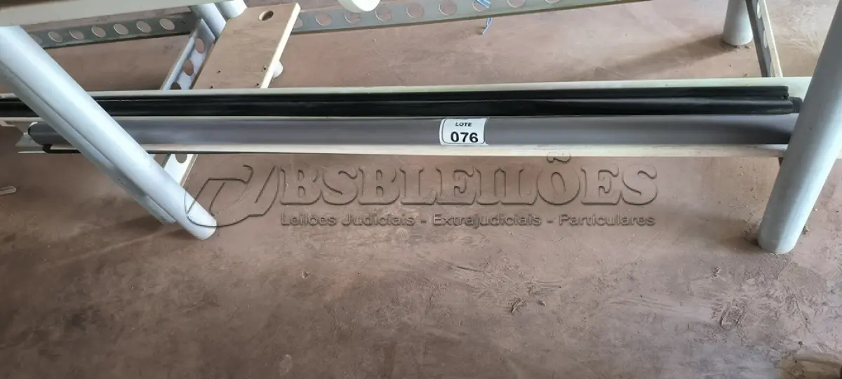 LOTE 076 - 02 TELAS DE PROJEÇÃO. (NO ESTADO) ATENÇÃO! FAZER A VISITAÇÃO ANTES DE ARREMATAR, NÃO SABEMOS SE FUNCIONA, LEILÃO NÃO TEM GARANTIA E NEM DEVOLUÇÃO, SUJEITO A POSSÍVEIS AVARIAS VISÍVEIS/OCULTAS E/OU AUSÊNCIA DE COMPONENTES.