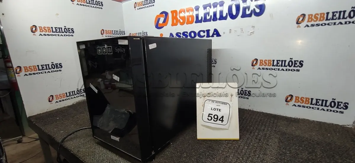 LOTE 594 - 01 ADEGA DE VINHOS MARCA SPICY. (NO ESTADO) ATENÇÃO! FAZER A VISITAÇÃO ANTES DE ARREMATAR, NÃO SABEMOS SE FUNCIONA, LEILÃO NÃO TEM GARANTIA E NEM DEVOLUÇÃO, SUJEITO A POSSÍVEIS AVARIAS VISÍVEIS/OCULTAS E/OU AUSÊNCIA DE COMPONENTES.