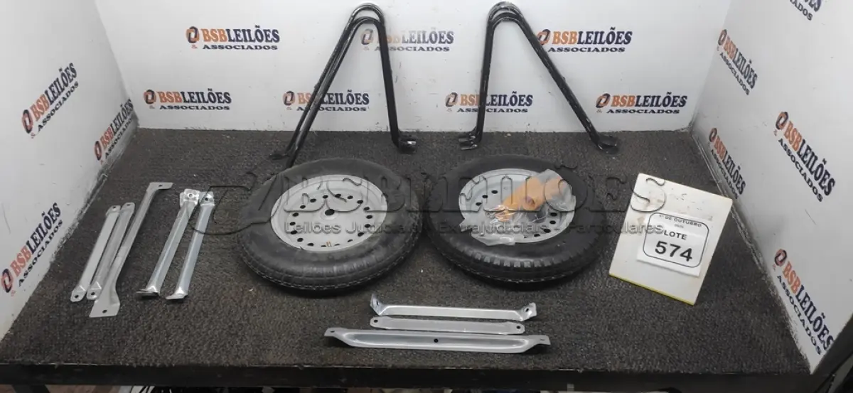 LOTE 574 - 02 RODAS DE CARRINHO DE MÃO COMPLETAS. (NO ESTADO) ATENÇÃO! FAZER A VISITAÇÃO ANTES DE ARREMATAR, NÃO SABEMOS SE FUNCIONA, LEILÃO NÃO TEM GARANTIA E NEM DEVOLUÇÃO, SUJEITO A POSSÍVEIS AVARIAS VISÍVEIS/OCULTAS E/OU AUSÊNCIA DE COMPONENTES.