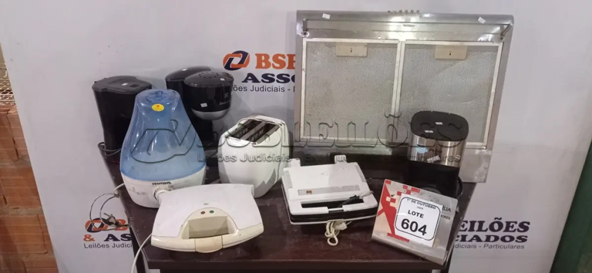 LOTE 604 - 01 COIFA, 01 TORRADEIRA, 02 SANDUICHEIRAS, 01 UMIDIFICADOR E 03 CAFETEIRAS DE MARCASSE MODELOS DIVERSOS. (NO ESTADO) ATENÇÃO! FAZER A VISITAÇÃO ANTES DE ARREMATAR, NÃO SABEMOS SE FUNCIONA, LEILÃO NÃO TEM GARANTIA E NEM DEVOLUÇÃO, SUJEITO A POSSÍVEIS AVARIAS VISÍVEIS/OCULTAS E/OU AUSÊNCIA DE COMPONENTES.
