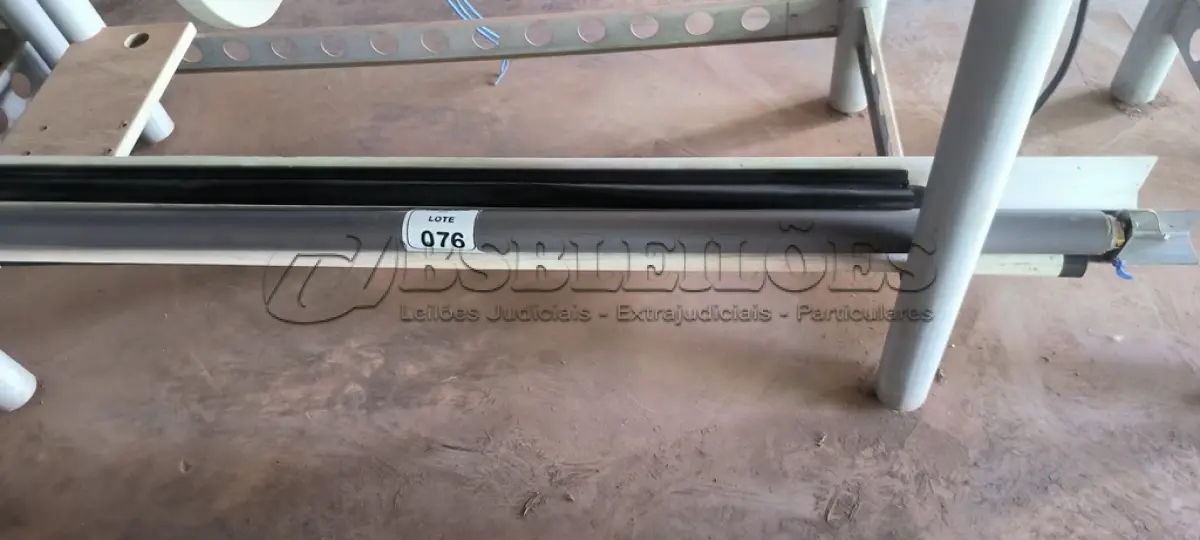 LOTE 076 - 02 TELAS DE PROJEÇÃO. (NO ESTADO) ATENÇÃO! FAZER A VISITAÇÃO ANTES DE ARREMATAR, NÃO SABEMOS SE FUNCIONA, LEILÃO NÃO TEM GARANTIA E NEM DEVOLUÇÃO, SUJEITO A POSSÍVEIS AVARIAS VISÍVEIS/OCULTAS E/OU AUSÊNCIA DE COMPONENTES.