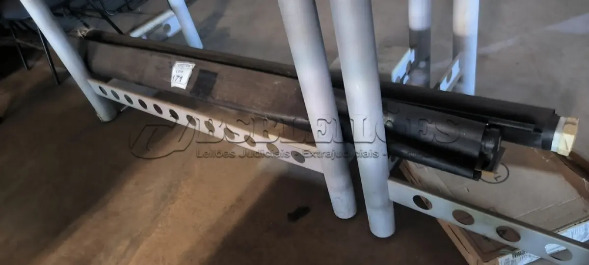 LOTE 171 - 02 TELAS DE PROJEÇÃO. (NO ESTADO) ATENÇÃO! FAZER A VISITAÇÃO ANTES DE ARREMATAR, NÃO SABEMOS SE FUNCIONA, LEILÃO NÃO TEM GARANTIA E NEM DEVOLUÇÃO, SUJEITO A POSSÍVEIS AVARIAS VISÍVEIS/OCULTAS E/OU AUSÊNCIA DE COMPONENTES.