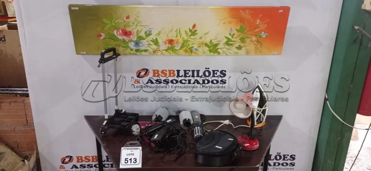 LOTE 513 - 02 PRANCHAS DE CABELO, 01 SECADOR,01 ESCOVA SECADORA COM 02 PENTES, 01 FERRO DE PASSAR, 01 LUMINÁRIA DE MESA, 01 CARRINHO PEQUENO DE TRANSPORTE E 01 QUADRO DECORATIVO DE 1,30X0,30M. (NO ESTADO) ATENÇÃO! FAZER A VISITAÇÃO ANTES DE ARREMATAR, NÃO SABEMOS SE FUNCIONA, LEILÃO NÃO TEM GARANTIA E NEM DEVOLUÇÃO, SUJEITO A POSSÍVEIS AVARIAS VISÍVEIS/OCULTAS E/OU AUSÊNCIA DE COMPONENTES.