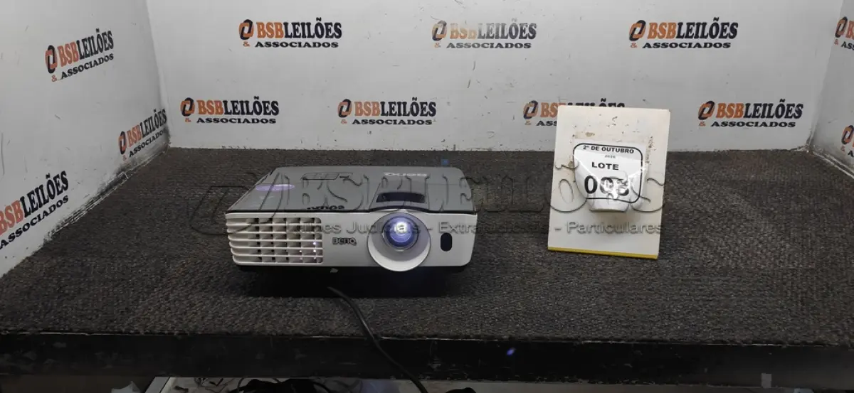 LOTE 003 - 01 PROJETOR MARCA BENQ SEM CABOS. (NO ESTADO) ATENÇÃO! FAZER A VISITAÇÃO ANTES DE ARREMATAR, NÃO SABEMOS SE FUNCIONA, LEILÃO NÃO TEM GARANTIA E NEM DEVOLUÇÃO, SUJEITO A POSSÍVEIS AVARIAS VISÍVEIS/OCULTAS E/OU AUSÊNCIA DE COMPONENTES.