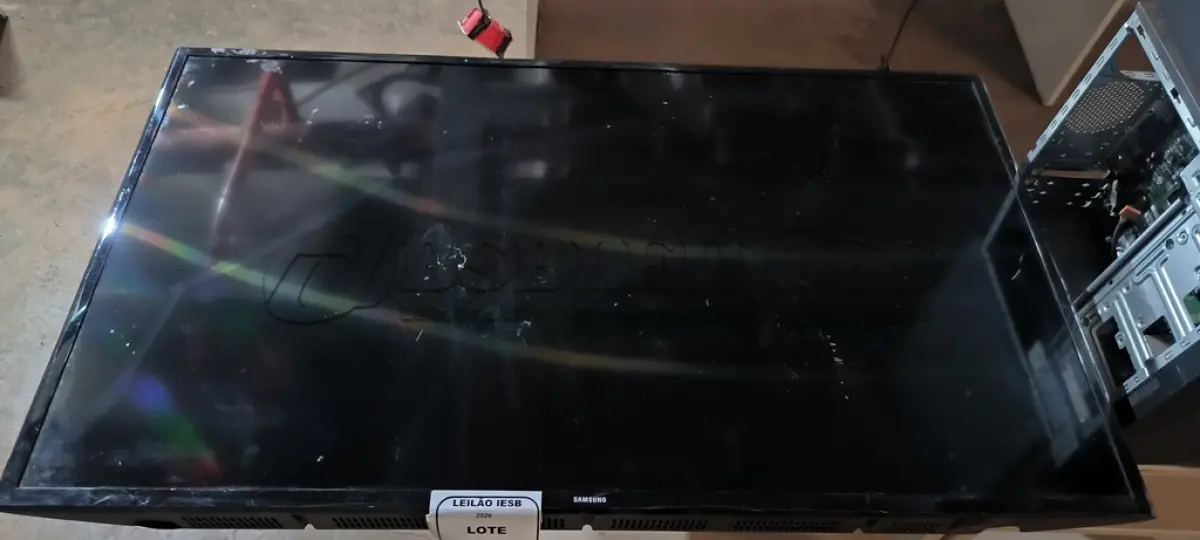 LOTE 170 - 01 TV SAMSUNG 48” SEM CONTROLE.  (NO ESTADO) ATENÇÃO! FAZER A VISITAÇÃO ANTES DE ARREMATAR, NÃO SABEMOS SE FUNCIONA, LEILÃO NÃO TEM GARANTIA E NEM DEVOLUÇÃO, SUJEITO A POSSÍVEIS AVARIAS VISÍVEIS/OCULTAS E/OU AUSÊNCIA DE COMPONENTES.