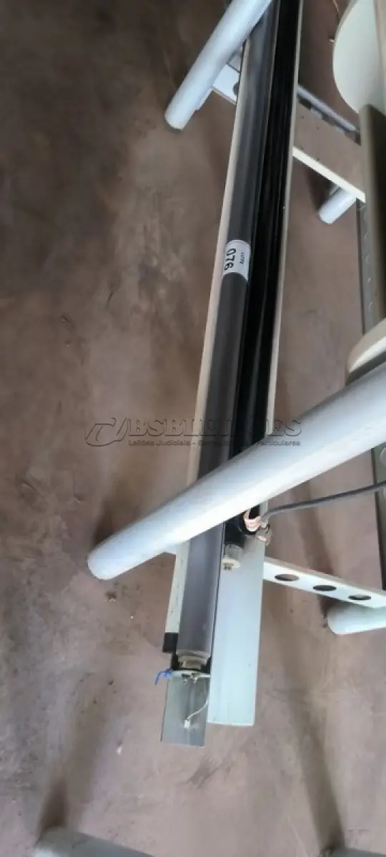 LOTE 076 - 02 TELAS DE PROJEÇÃO. (NO ESTADO) ATENÇÃO! FAZER A VISITAÇÃO ANTES DE ARREMATAR, NÃO SABEMOS SE FUNCIONA, LEILÃO NÃO TEM GARANTIA E NEM DEVOLUÇÃO, SUJEITO A POSSÍVEIS AVARIAS VISÍVEIS/OCULTAS E/OU AUSÊNCIA DE COMPONENTES.