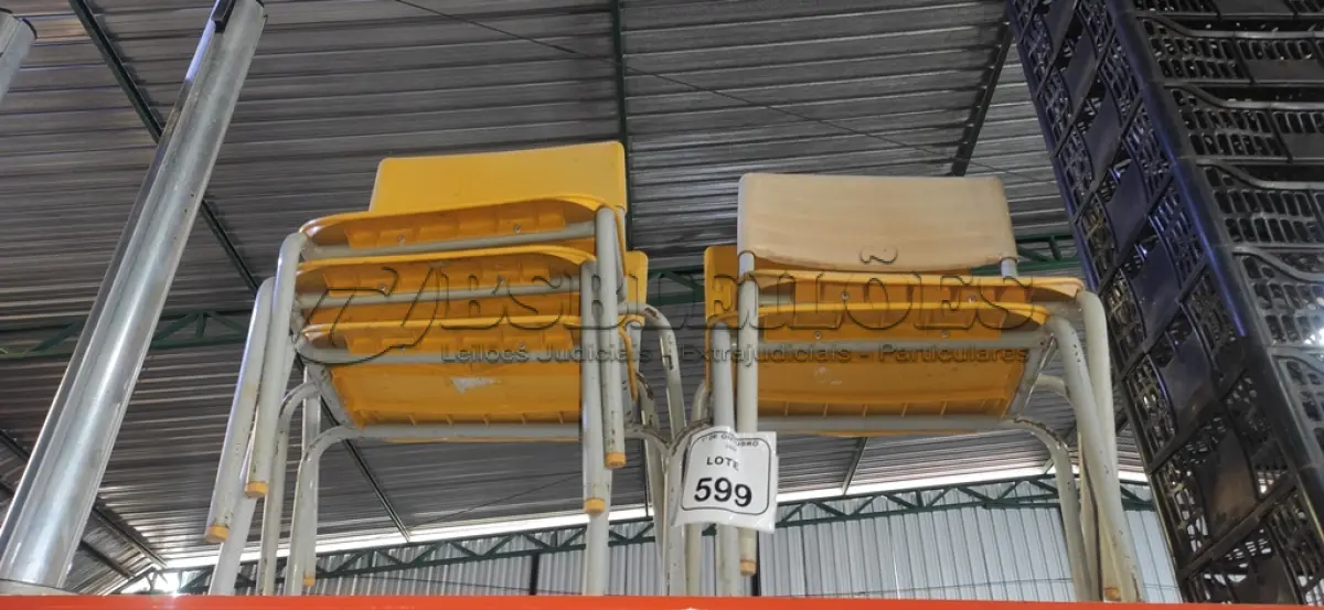 LOTE 599 - 06 CADEIRAS INFANTIS NA COR AMARELA. (NO ESTADO) ATENÇÃO! FAZER A VISITAÇÃO ANTES DE ARREMATAR, NÃO SABEMOS SE FUNCIONA, LEILÃO NÃO TEM GARANTIA E NEM DEVOLUÇÃO, SUJEITO A POSSÍVEIS AVARIAS VISÍVEIS/OCULTAS E/OU AUSÊNCIA DE COMPONENTES.