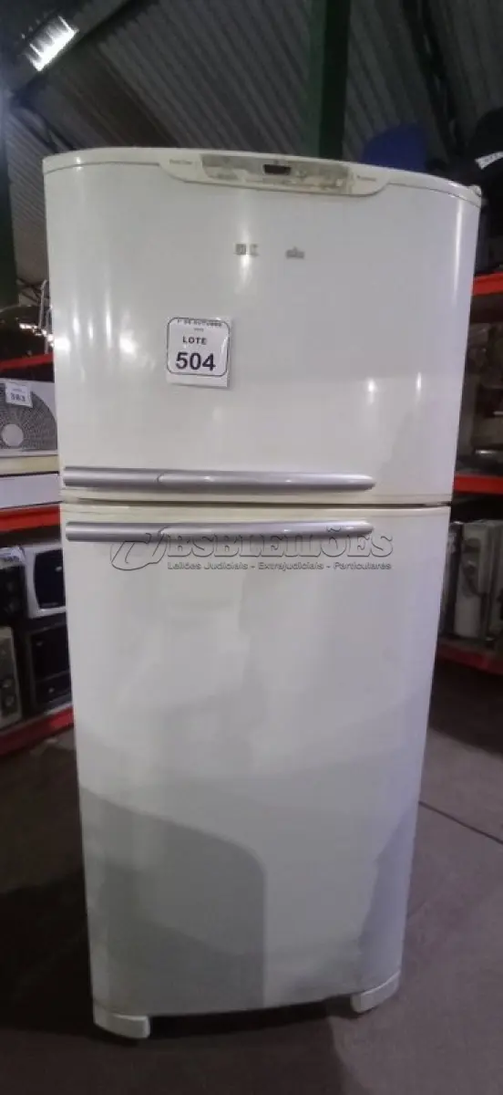 LOTE 504 - 01 GELADEIRA FROST FREE 220V MARCA ELECTROLUX. (NO ESTADO) ATENÇÃO! FAZER A VISITAÇÃO ANTES DE ARREMATAR, NÃO SABEMOS SE FUNCIONA, LEILÃO NÃO TEM GARANTIA E NEM DEVOLUÇÃO, SUJEITO A POSSÍVEIS AVARIAS VISÍVEIS/OCULTAS E/OU AUSÊNCIA DE COMPONENTES.