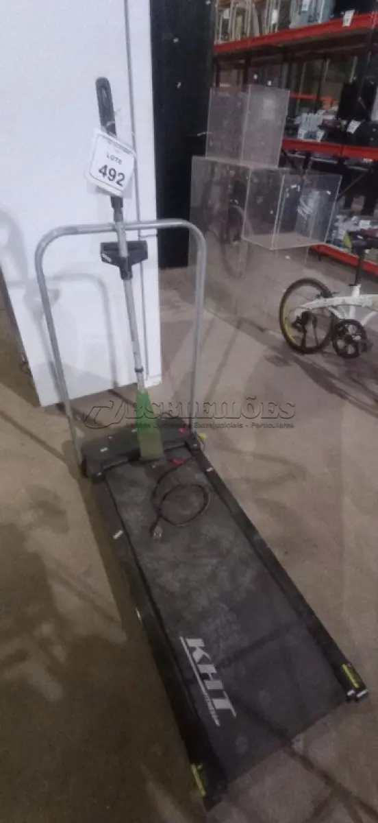 LOTE 492 - 01 ESTEIRA ERGOMÉTRICA MODELO KHT-C1 E 01 ROÇADEIRA ELÉTRICA. (NO ESTADO) ATENÇÃO! FAZER A VISITAÇÃO ANTES DE ARREMATAR, NÃO SABEMOS SE FUNCIONA, LEILÃO NÃO TEM GARANTIA E NEM DEVOLUÇÃO, SUJEITO A POSSÍVEIS AVARIAS VISÍVEIS/OCULTAS E/OU AUSÊNCIA DE COMPONENTES.