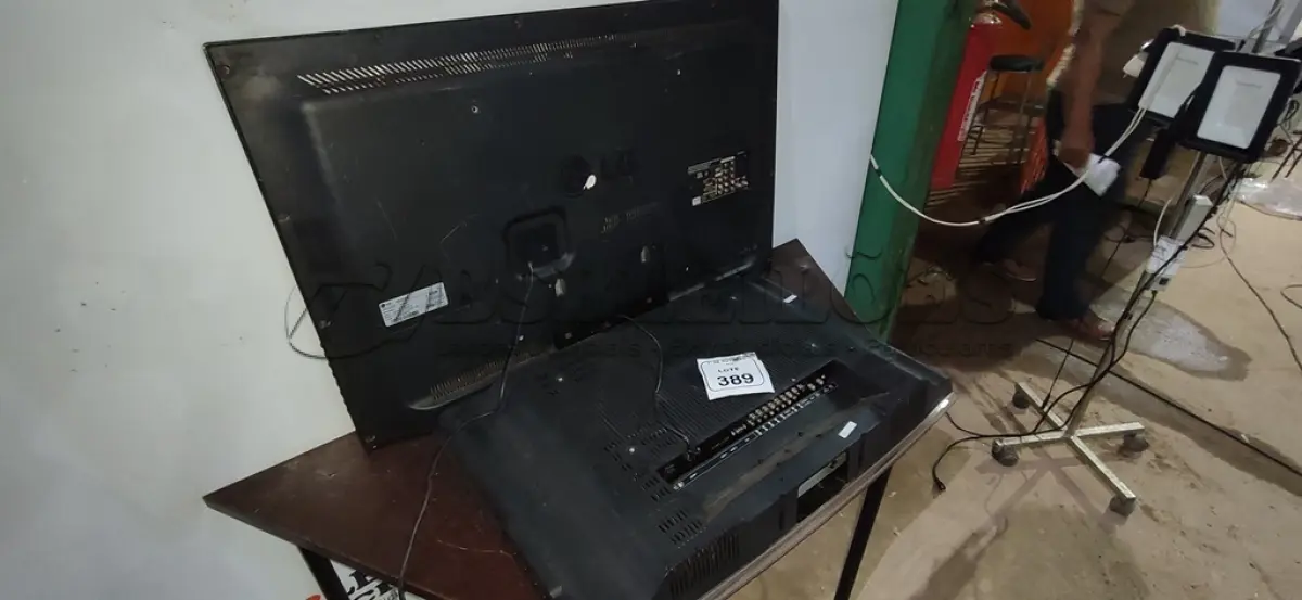 LOTE 389 - 01 TV 41’’ MARCA LG E 01 TV 31’’ MARCA PHILCO. (NO ESTADO) ATENÇÃO! FAZER A VISITAÇÃO ANTES DE ARREMATAR, NÃO SABEMOS SE FUNCIONA, LEILÃO NÃO TEM GARANTIA E NEM DEVOLUÇÃO, SUJEITO A POSSÍVEIS AVARIAS VISÍVEIS/OCULTAS E/OU AUSÊNCIA DE COMPONENTES.