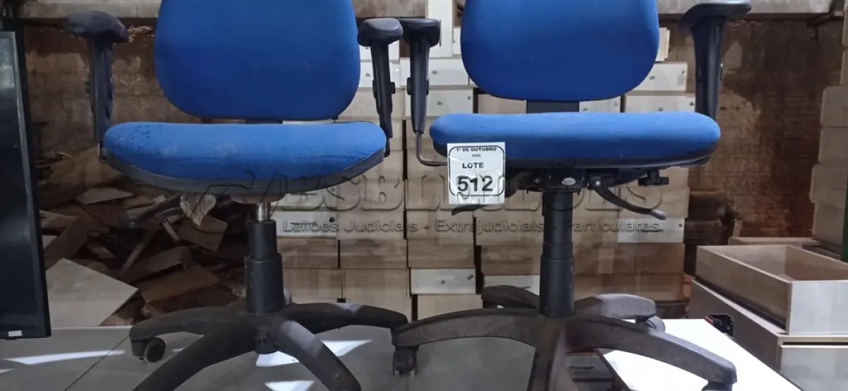 LOTE 512 - 02 CADEIRAS DE ESCRITÓRIO GIRATÓRIAS. (NO ESTADO) ATENÇÃO! FAZER A VISITAÇÃO ANTES DE ARREMATAR, NÃO SABEMOS SE FUNCIONA, LEILÃO NÃO TEM GARANTIA E NEM DEVOLUÇÃO, SUJEITO A POSSÍVEIS AVARIAS VISÍVEIS/OCULTAS E/OU AUSÊNCIA DE COMPONENTES.