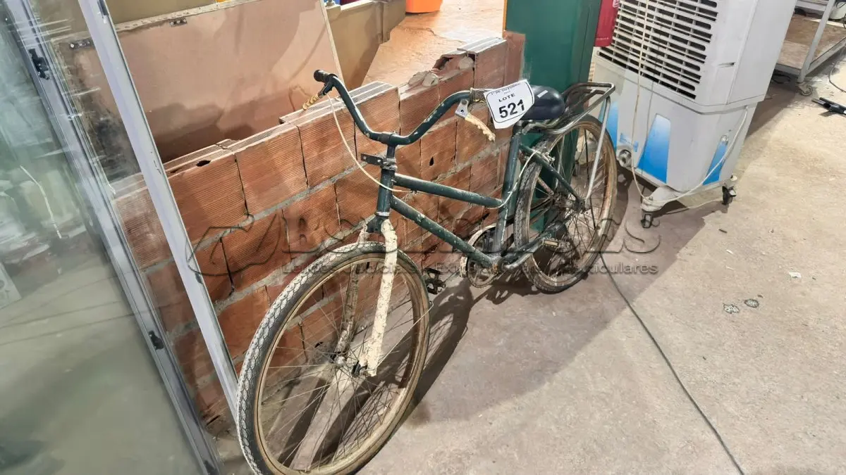 LOTE 521 - 01 BICICLETA MODELO ANTIGO. (NO ESTADO) ATENÇÃO! FAZER A VISITAÇÃO ANTES DE ARREMATAR, NÃO SABEMOS SE FUNCIONA, LEILÃO NÃO TEM GARANTIA E NEM DEVOLUÇÃO, SUJEITO A POSSÍVEIS AVARIAS VISÍVEIS/OCULTAS E/OU AUSÊNCIA DE COMPONENTES.