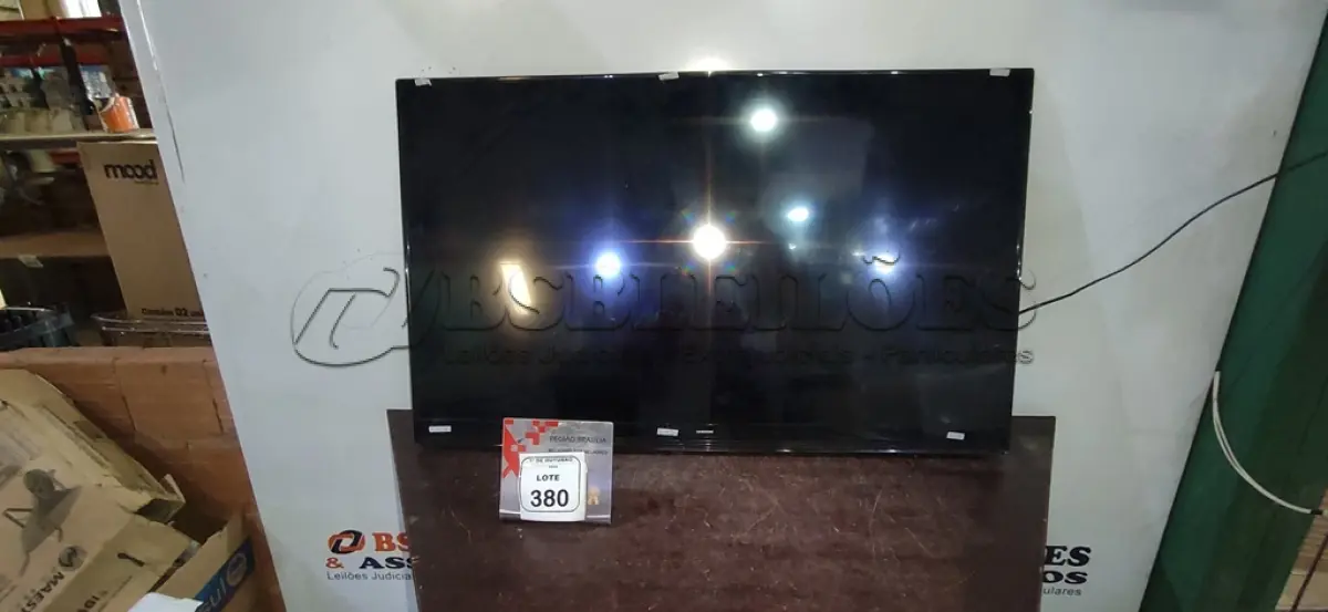 LOTE 380 - 01 TV 47’’ MARCA SAMSUNG. (NO ESTADO) ATENÇÃO! FAZER A VISITAÇÃO ANTES DE ARREMATAR, NÃO SABEMOS SE FUNCIONA, LEILÃO NÃO TEM GARANTIA E NEM DEVOLUÇÃO, SUJEITO A POSSÍVEIS AVARIAS VISÍVEIS/OCULTAS E/OU AUSÊNCIA DE COMPONENTES.