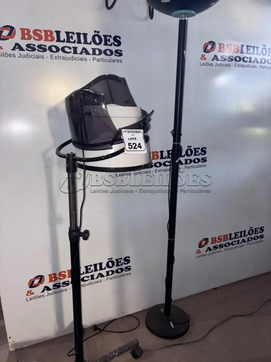 LOTE 524 - 01 ABAJUR DE COLUNA DE 1,79M E 01 SECADOR DE CABELO PROFISSIONAL MARCA MEGABELL. (NO ESTADO) ATENÇÃO! FAZER A VISITAÇÃO ANTES DE ARREMATAR, NÃO SABEMOS SE FUNCIONA, LEILÃO NÃO TEM GARANTIA E NEM DEVOLUÇÃO, SUJEITO A POSSÍVEIS AVARIAS VISÍVEIS/OCULTAS E/OU AUSÊNCIA DE COMPONENTES.