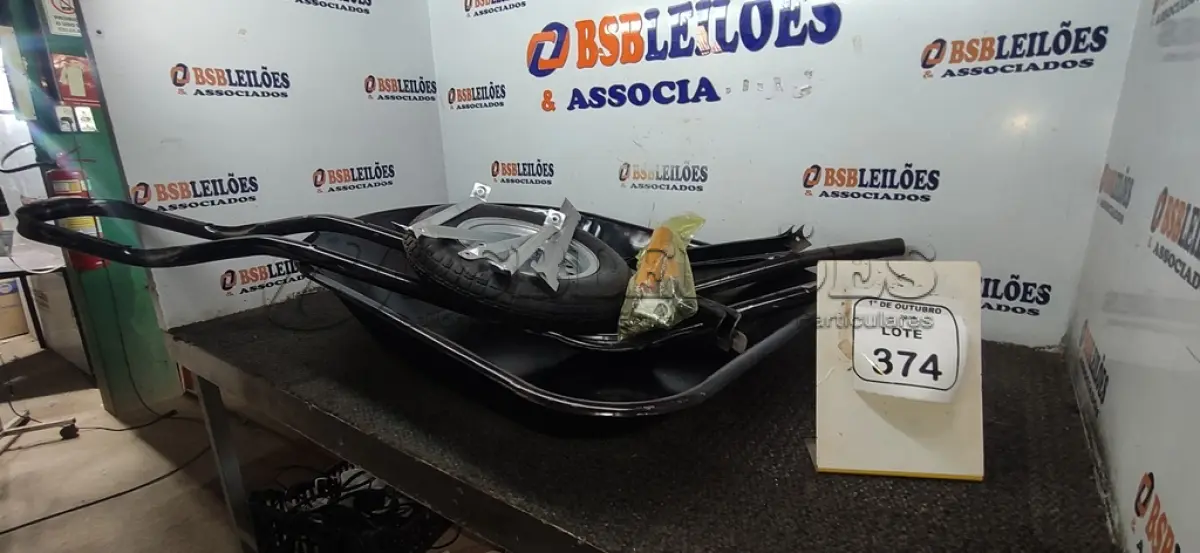 LOTE 374 - 01 CARRINHO DE MÃO DESMONTADO. (NO ESTADO) ATENÇÃO! FAZER A VISITAÇÃO ANTES DE ARREMATAR, NÃO SABEMOS SE FUNCIONA, LEILÃO NÃO TEM GARANTIA E NEM DEVOLUÇÃO, SUJEITO A POSSÍVEIS AVARIAS VISÍVEIS/OCULTAS E/OU AUSÊNCIA DE COMPONENTES.