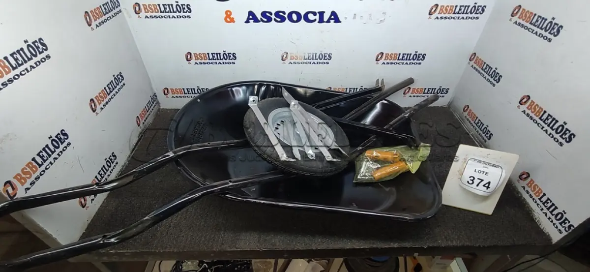 LOTE 374 - 01 CARRINHO DE MÃO DESMONTADO. (NO ESTADO) ATENÇÃO! FAZER A VISITAÇÃO ANTES DE ARREMATAR, NÃO SABEMOS SE FUNCIONA, LEILÃO NÃO TEM GARANTIA E NEM DEVOLUÇÃO, SUJEITO A POSSÍVEIS AVARIAS VISÍVEIS/OCULTAS E/OU AUSÊNCIA DE COMPONENTES.