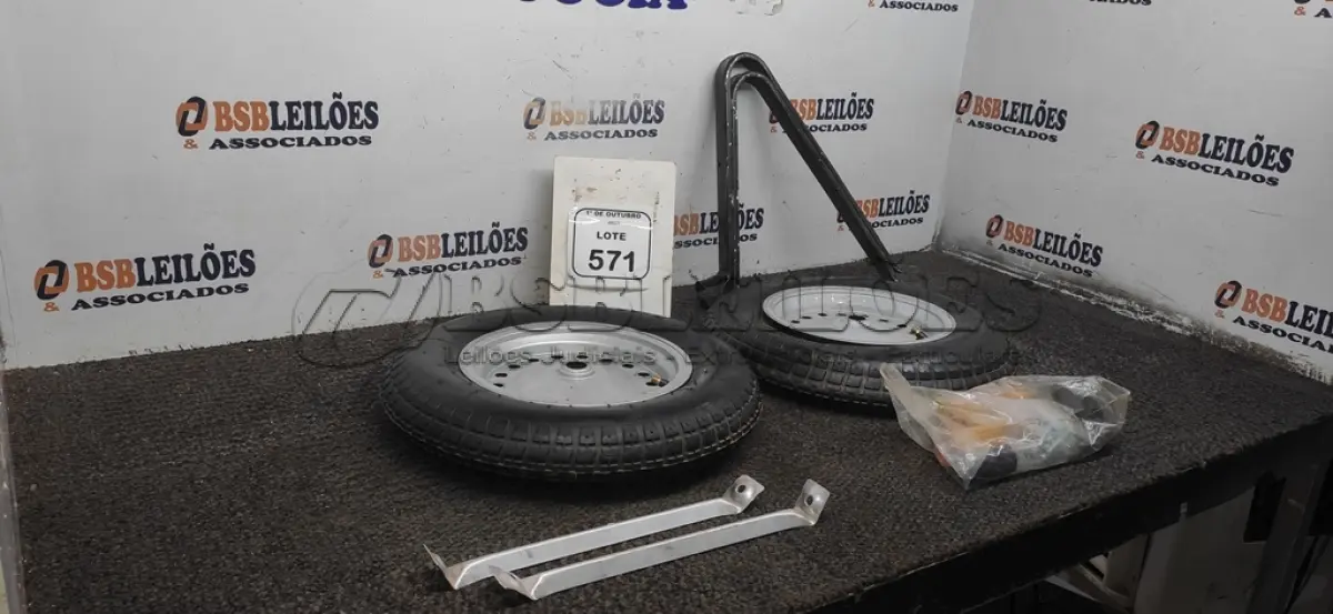 LOTE 571 - 02 RODAS DE CARRINHO DE MÃO COMPLETAS. (NO ESTADO) ATENÇÃO! FAZER A VISITAÇÃO ANTES DE ARREMATAR, NÃO SABEMOS SE FUNCIONA, LEILÃO NÃO TEM GARANTIA E NEM DEVOLUÇÃO, SUJEITO A POSSÍVEIS AVARIAS VISÍVEIS/OCULTAS E/OU AUSÊNCIA DE COMPONENTES.