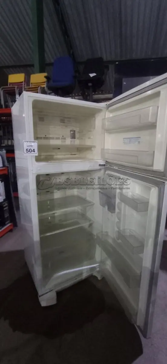 LOTE 504 - 01 GELADEIRA FROST FREE 220V MARCA ELECTROLUX. (NO ESTADO) ATENÇÃO! FAZER A VISITAÇÃO ANTES DE ARREMATAR, NÃO SABEMOS SE FUNCIONA, LEILÃO NÃO TEM GARANTIA E NEM DEVOLUÇÃO, SUJEITO A POSSÍVEIS AVARIAS VISÍVEIS/OCULTAS E/OU AUSÊNCIA DE COMPONENTES.