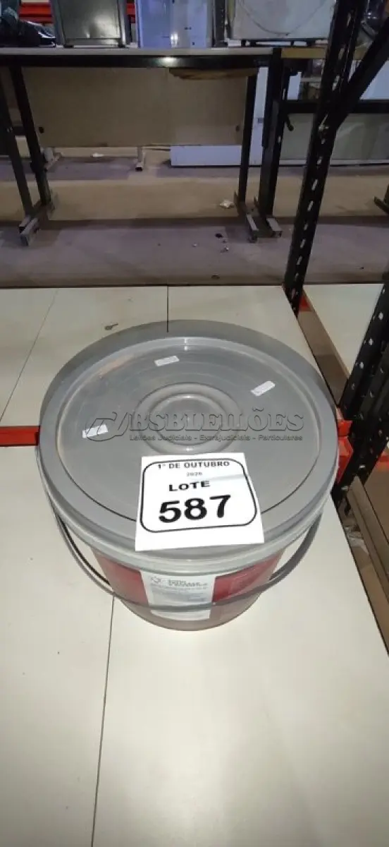 LOTE 587 - 01 BALDE DE TINTA PVA NA COR MARFIM DE 16L MARCA MISTERLAR. (NO ESTADO) ATENÇÃO! FAZER A VISITAÇÃO ANTES DE ARREMATAR, NÃO SABEMOS SE FUNCIONA, LEILÃO NÃO TEM GARANTIA E NEM DEVOLUÇÃO, SUJEITO A POSSÍVEIS AVARIAS VISÍVEIS/OCULTAS E/OU AUSÊNCIA DE COMPONENTES.