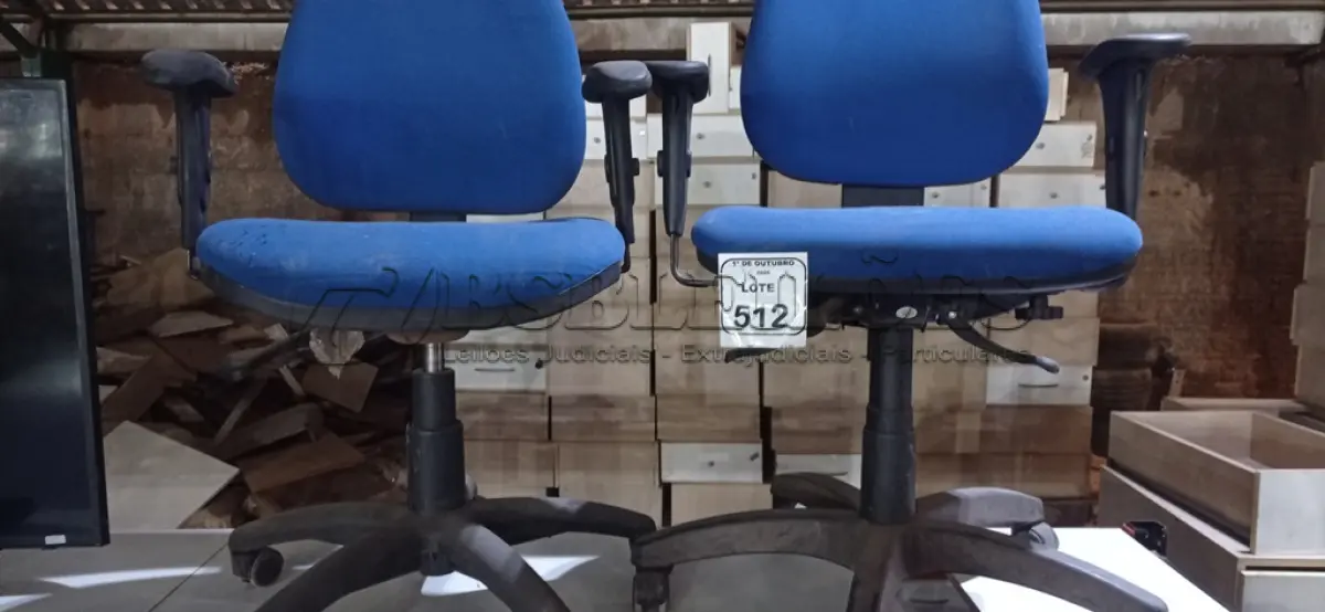 LOTE 512 - 02 CADEIRAS DE ESCRITÓRIO GIRATÓRIAS. (NO ESTADO) ATENÇÃO! FAZER A VISITAÇÃO ANTES DE ARREMATAR, NÃO SABEMOS SE FUNCIONA, LEILÃO NÃO TEM GARANTIA E NEM DEVOLUÇÃO, SUJEITO A POSSÍVEIS AVARIAS VISÍVEIS/OCULTAS E/OU AUSÊNCIA DE COMPONENTES.