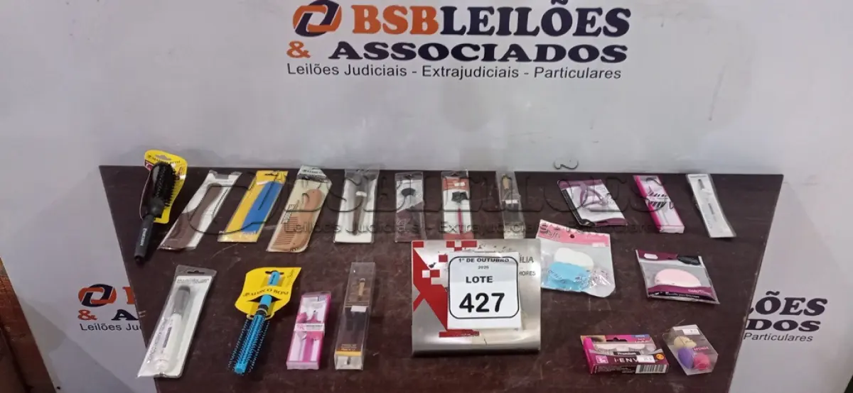 LOTE 427 - 01 LOTE COM UTENSÍLIOS DE HIGIENE E CUIDADOS PESSOAIS DIVERSOS. (NO ESTADO) ATENÇÃO! FAZER A VISITAÇÃO ANTES DE ARREMATAR, NÃO SABEMOS SE FUNCIONA, LEILÃO NÃO TEM GARANTIA E NEM DEVOLUÇÃO, SUJEITO A POSSÍVEIS AVARIAS VISÍVEIS/OCULTAS E/OU AUSÊNCIA DE COMPONENTES.