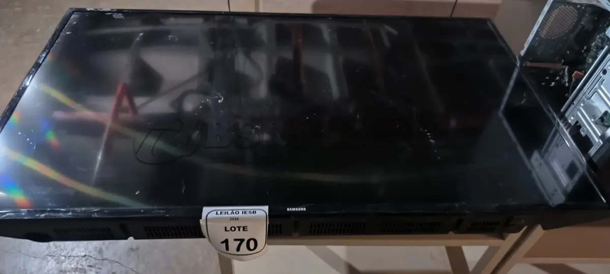 LOTE 170 - 01 TV SAMSUNG 48” SEM CONTROLE.  (NO ESTADO) ATENÇÃO! FAZER A VISITAÇÃO ANTES DE ARREMATAR, NÃO SABEMOS SE FUNCIONA, LEILÃO NÃO TEM GARANTIA E NEM DEVOLUÇÃO, SUJEITO A POSSÍVEIS AVARIAS VISÍVEIS/OCULTAS E/OU AUSÊNCIA DE COMPONENTES.