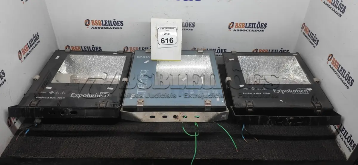 LOTE 616 - 03 REFLETORES. (NO ESTADO) ATENÇÃO! FAZER A VISITAÇÃO ANTES DE ARREMATAR, NÃO SABEMOS SE FUNCIONA, LEILÃO NÃO TEM GARANTIA E NEM DEVOLUÇÃO, SUJEITO A POSSÍVEIS AVARIAS VISÍVEIS/OCULTAS E/OU AUSÊNCIA DE COMPONENTES.