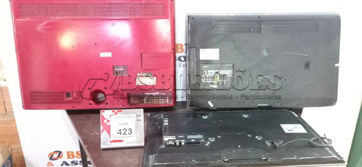 LOTE 423 - 03 TVS DE MARCAS E MODELOS DIVERSOS PARA RETIRADA DE PEÇAS. (NO ESTADO) ATENÇÃO! FAZER A VISITAÇÃO ANTES DE ARREMATAR, NÃO SABEMOS SE FUNCIONA, LEILÃO NÃO TEM GARANTIA E NEM DEVOLUÇÃO, SUJEITO A POSSÍVEIS AVARIAS VISÍVEIS/OCULTAS E/OU AUSÊNCIA DE COMPONENTES.