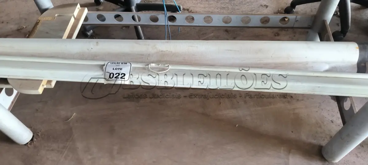 LOTE 022 - 02 TELAS DE PROJEÇÃO. (NO ESTADO) ATENÇÃO! FAZER A VISITAÇÃO ANTES DE ARREMATAR, NÃO SABEMOS SE FUNCIONA, LEILÃO NÃO TEM GARANTIA E NEM DEVOLUÇÃO, SUJEITO A POSSÍVEIS AVARIAS VISÍVEIS/OCULTAS E/OU AUSÊNCIA DE COMPONENTES.