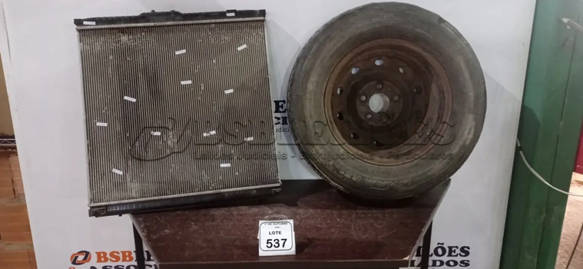 LOTE 537 - 01 RODA DE CARRO COM PNEU 215/75R16C E 01 RÁDIADOR VEICULAR. (NO ESTADO) ATENÇÃO! FAZER A VISITAÇÃO ANTES DE ARREMATAR, NÃO SABEMOS SE FUNCIONA, LEILÃO NÃO TEM GARANTIA E NEM DEVOLUÇÃO, SUJEITO A POSSÍVEIS AVARIAS VISÍVEIS/OCULTAS E/OU AUSÊNCIA DE COMPONENTES.