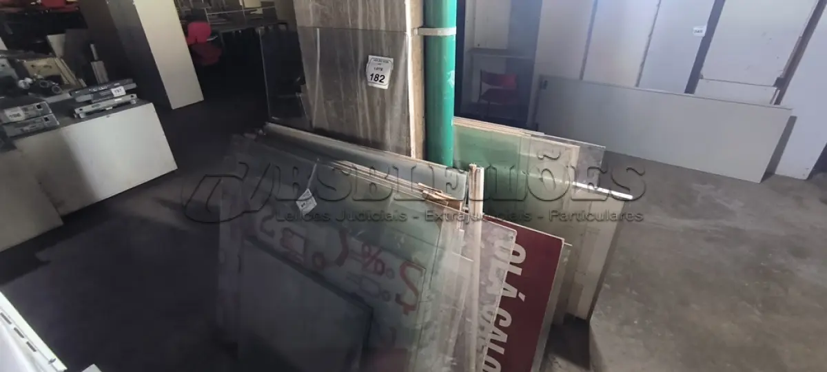 LOTE 182 - 01 LOTE COM VIDROS TAMANHOS DIVERSOS. (NO ESTADO) ATENÇÃO! FAZER A VISITAÇÃO ANTES DE ARREMATAR, NÃO SABEMOS SE FUNCIONA, LEILÃO NÃO TEM GARANTIA E NEM DEVOLUÇÃO, SUJEITO A POSSÍVEIS AVARIAS VISÍVEIS/OCULTAS E/OU AUSÊNCIA DE COMPONENTES.