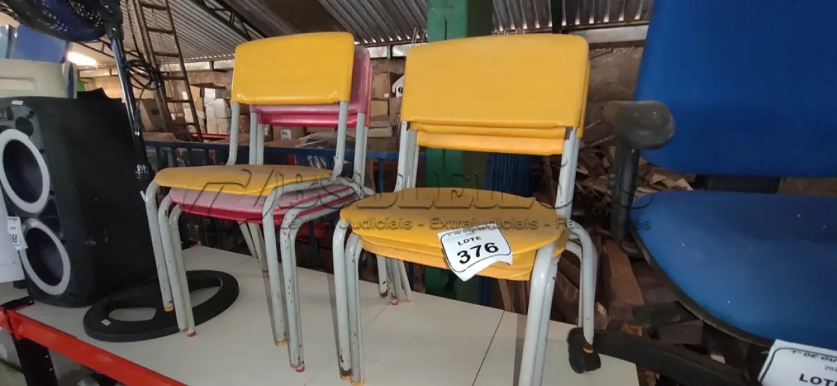 LOTE 376 - 06 CADEIRAS INFANTIS NAS CORES AMARELA E VERMELHA. (NO ESTADO) ATENÇÃO! FAZER A VISITAÇÃO ANTES DE ARREMATAR, NÃO SABEMOS SE FUNCIONA, LEILÃO NÃO TEM GARANTIA E NEM DEVOLUÇÃO, SUJEITO A POSSÍVEIS AVARIAS VISÍVEIS/OCULTAS E/OU AUSÊNCIA DE COMPONENTES.