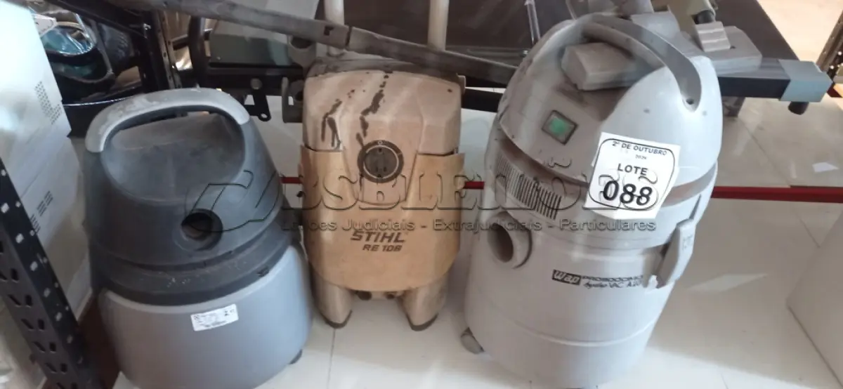 LOTE 088 - 03 ASPIRADORES DE PÓ DE MARCAS E MODELOS DIVERSOS. (NO ESTADO) ATENÇÃO! FAZER A VISITAÇÃO ANTES DE ARREMATAR, NÃO SABEMOS SE FUNCIONA, LEILÃO NÃO TEM GARANTIA E NEM DEVOLUÇÃO, SUJEITO A POSSÍVEIS AVARIAS VISÍVEIS/OCULTAS E/OU AUSÊNCIA DE COMPONENTES.