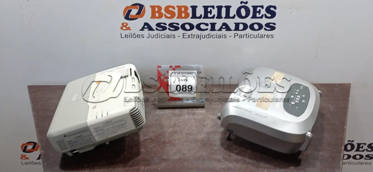 LOTE 089 - 02 PROJETORES MARCA EPSON SEM CABOS. (NO ESTADO) ATENÇÃO! FAZER A VISITAÇÃO ANTES DE ARREMATAR, NÃO SABEMOS SE FUNCIONA, LEILÃO NÃO TEM GARANTIA E NEM DEVOLUÇÃO, SUJEITO A POSSÍVEIS AVARIAS VISÍVEIS/OCULTAS E/OU AUSÊNCIA DE COMPONENTES.