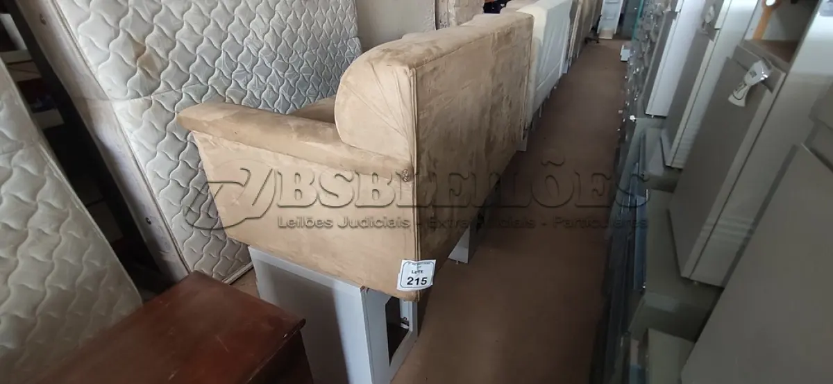 LOTE 215 - 01 SOFÁ DE 02 LUGARES E 02 ARMÁRIOS BAIXOS COM 01 GAVETA E SUPORTE PARA CPU. (NO ESTADO) ATENÇÃO! FAZER A VISITAÇÃO ANTES DE ARREMATAR, NÃO SABEMOS SE FUNCIONA, LEILÃO NÃO TEM GARANTIA E NEM DEVOLUÇÃO, SUJEITO A POSSÍVEIS AVARIAS VISÍVEIS/OCULTAS E/OU AUSÊNCIA DE COMPONENTES.