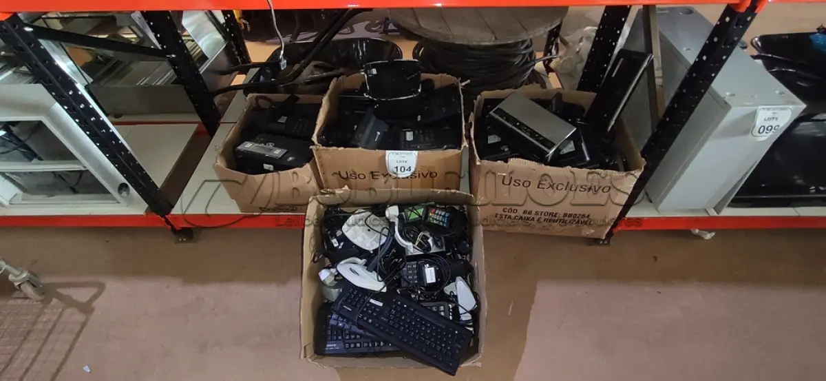 LOTE 104 - 01 LOTE COM GRANDE QUANTIDADE DE TECLADOS DE PC, LEITORES DE CÓDIGO DE BARRAS, APARELHOS DE TELEFONE FIXO E ELETRÔNICOS DIVERSOS. (NO ESTADO) ATENÇÃO! FAZER A VISITAÇÃO ANTES DE ARREMATAR, NÃO SABEMOS SE FUNCIONA, LEILÃO NÃO TEM GARANTIA E NEM DEVOLUÇÃO, SUJEITO A POSSÍVEIS AVARIAS VISÍVEIS/OCULTAS E/OU AUSÊNCIA DE COMPONENTES.