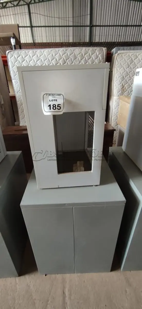 LOTE 185 - 01 ARQUIVO BAIXO DE AÇO COM 05 GAVETAS E 01 ARMÁRIO BAIXO COM 01 GAVETA E SUPORTE PARA CPU. (NO ESTADO) ATENÇÃO! FAZER A VISITAÇÃO ANTES DE ARREMATAR, NÃO SABEMOS SE FUNCIONA, LEILÃO NÃO TEM GARANTIA E NEM DEVOLUÇÃO, SUJEITO A POSSÍVEIS AVARIAS VISÍVEIS/OCULTAS E/OU AUSÊNCIA DE COMPONENTES.