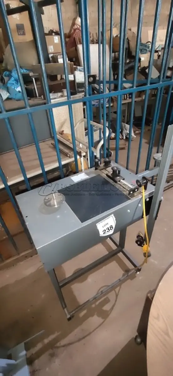 LOTE 238 - 01 MÁQUINA DE EMBALAGEM/ROTULAGEM. (NO ESTADO) ATENÇÃO! FAZER A VISITAÇÃO ANTES DE ARREMATAR, NÃO SABEMOS SE FUNCIONA, LEILÃO NÃO TEM GARANTIA E NEM DEVOLUÇÃO, SUJEITO A POSSÍVEIS AVARIAS VISÍVEIS/OCULTAS E/OU AUSÊNCIA DE COMPONENTES.